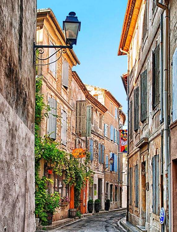 Saint-Rémy-de-Provence, France. City travel guide – Attractions, Restaurants, Activities