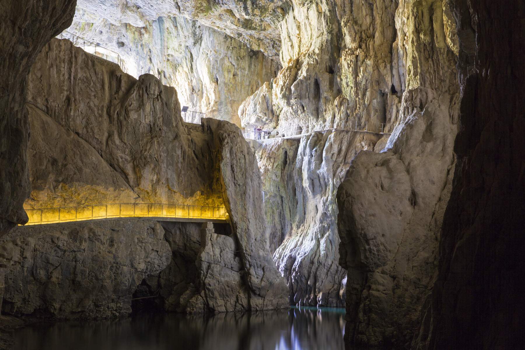 Škocjan Caves, Slovenia. City travel guide – Attractions, Activities, Local cuisine